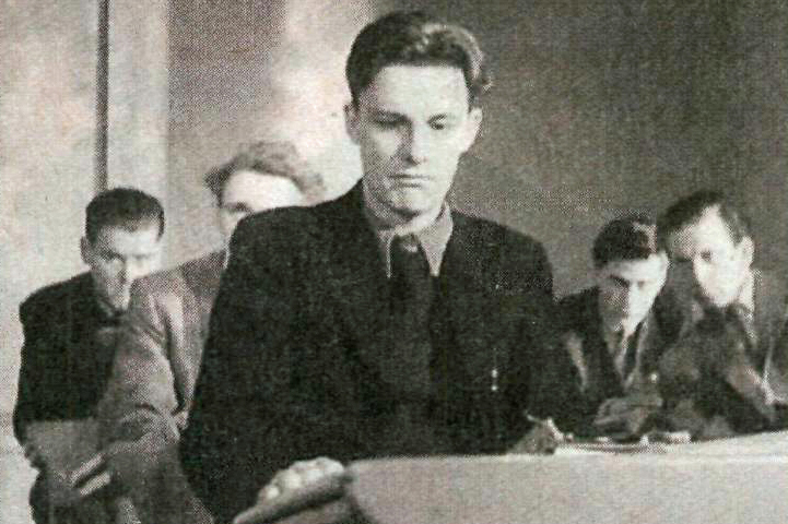 Bild från filmen Hets (1944). Jan-Erik (Alf Kjellin) blir terroriserad av sin latinlärare. Det slutar med att han blir relegerad från skolan och missar studentexamen.