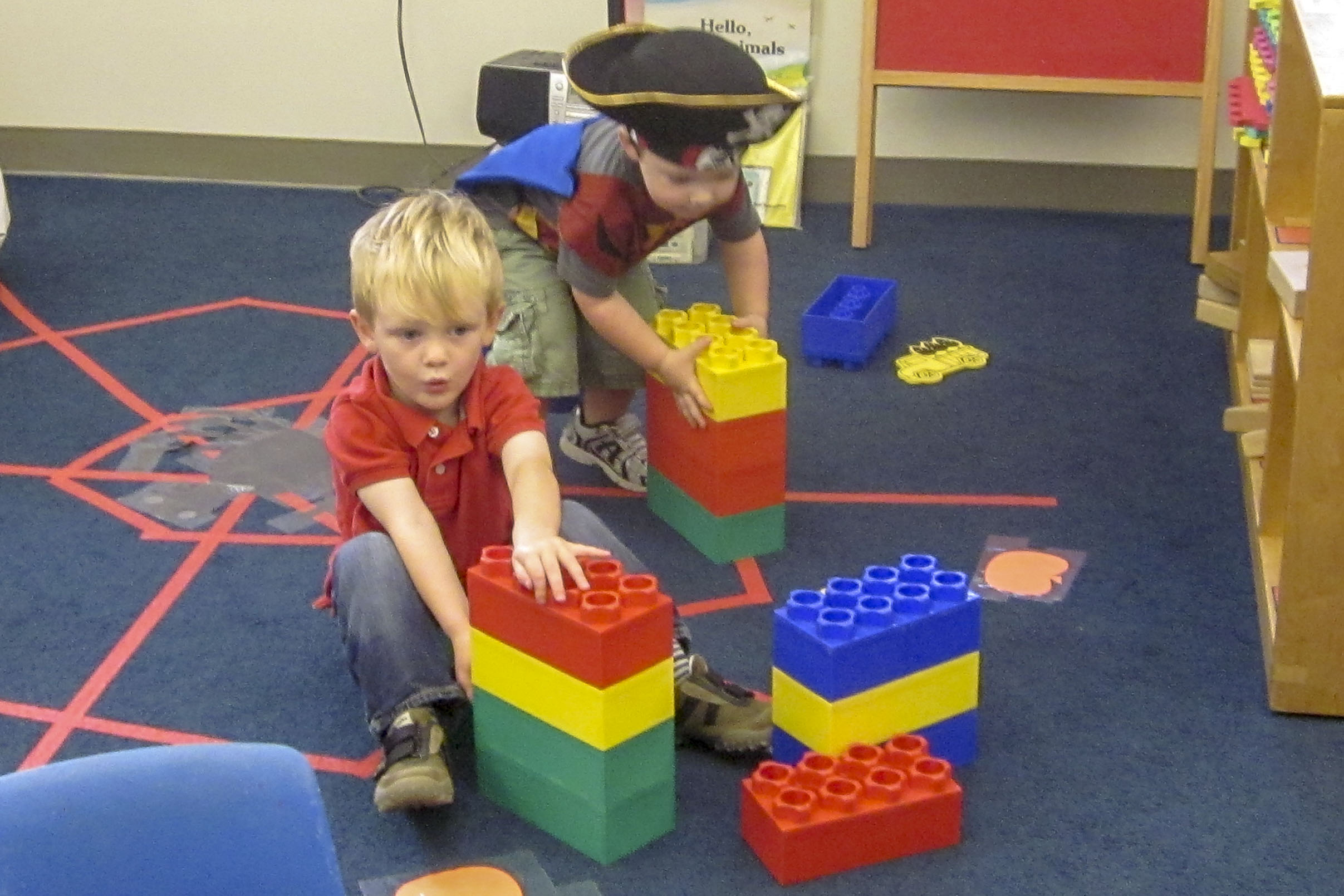 Barn som leker med lego.